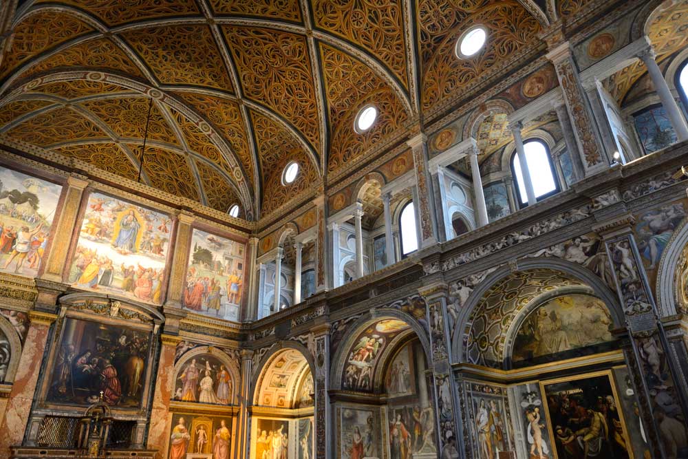 le magnifique interieur de l'église de san maurizio