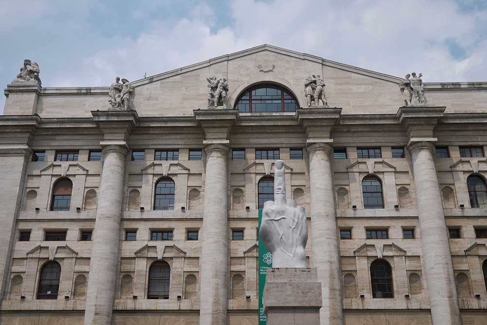 la sculpture love de cattelan devant la bourse de milan