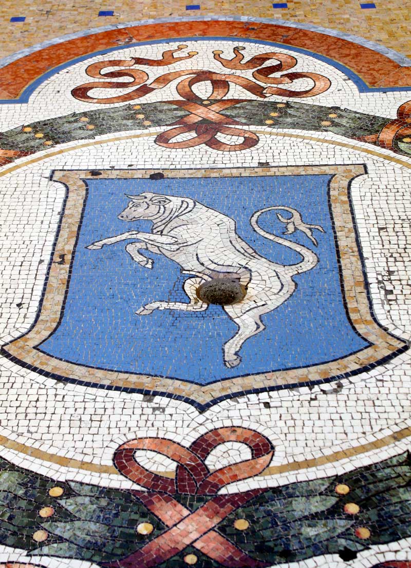 il toro nella galleria vittorio emanuele di milano